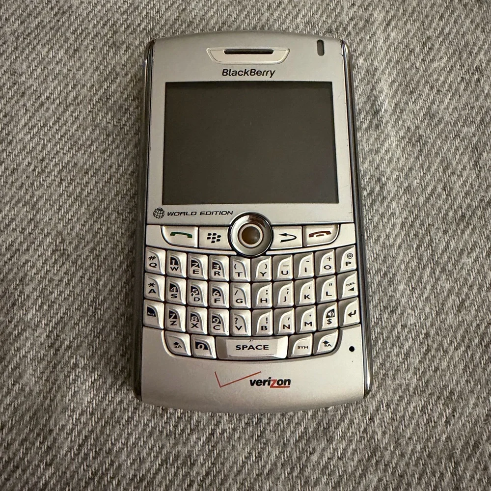 BlackBerry - Vintage Collectible- World Edition w/ charger